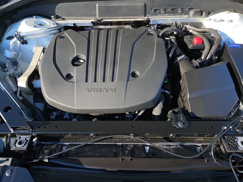 Certified 2024 Volvo XC60 B5 Ultimate w/ Protection Package Premier image 27