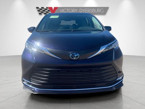 Used 2023 Toyota Sienna XLE image 3