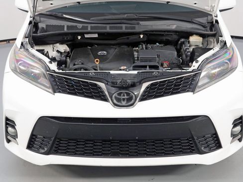 Used 2019 Toyota Sienna SE image 7