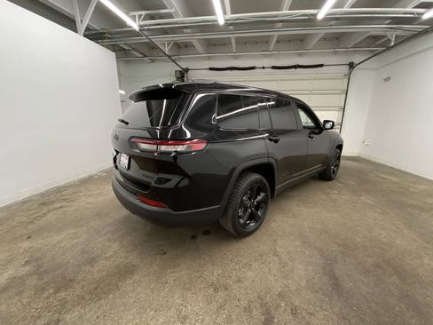 Used 2023 Jeep Grand Cherokee L Limited w/ Luxury Tech Group II AWD/4WD image 6