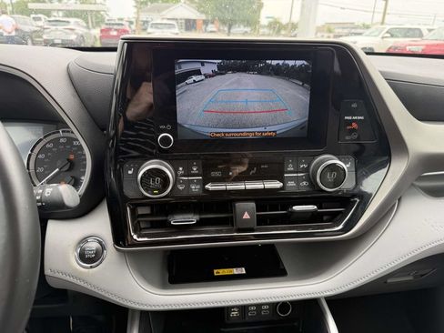 Used 2023 Toyota Highlander XLE AWD/4WD image 16