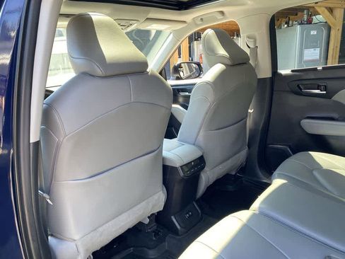 Used 2021 Toyota Highlander XLE AWD/4WD image 16