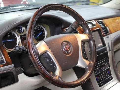 Used 2013 Cadillac Escalade Platinum AWD/4WD image 16