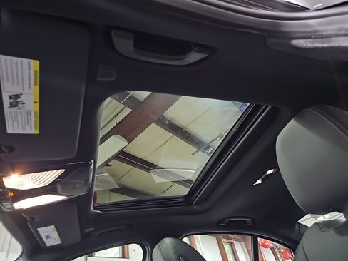 New 2025 BMW 330i xDrive Sedan w/ Convenience Package image 32