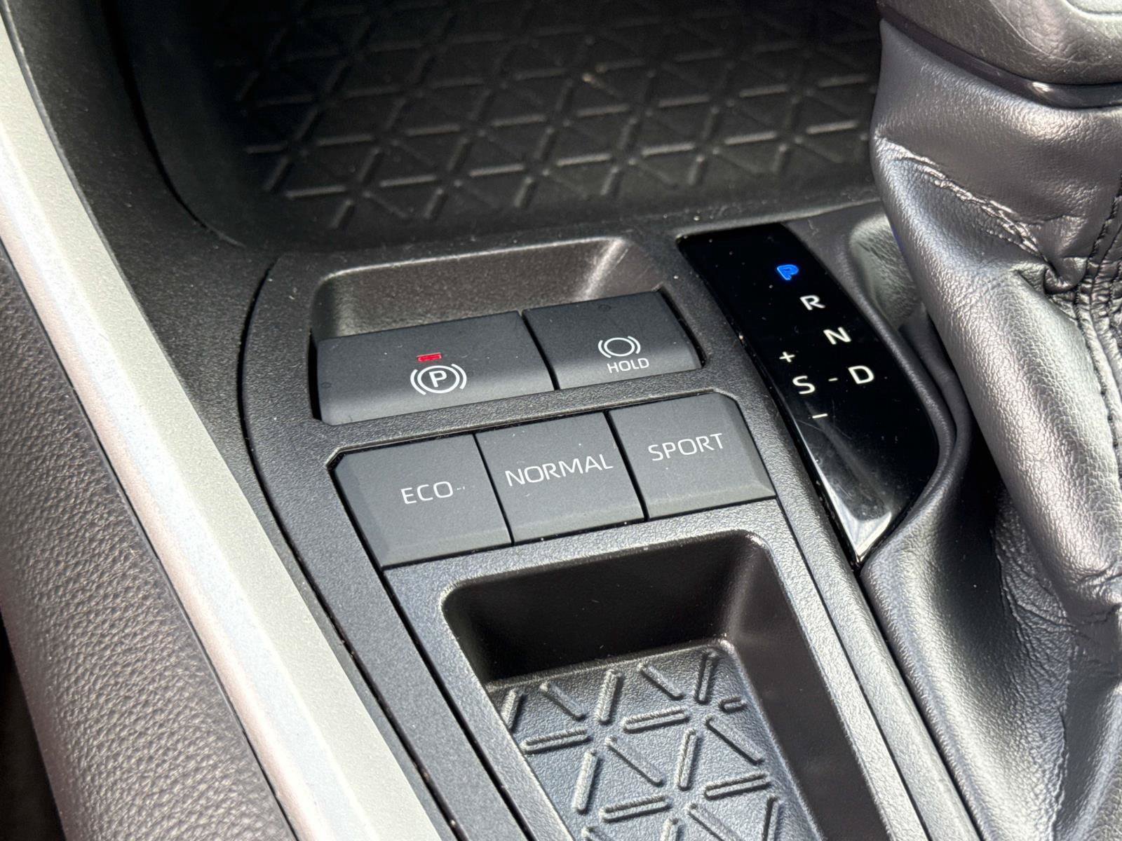 Used 2024 Toyota RAV4 XLE FWD image 27