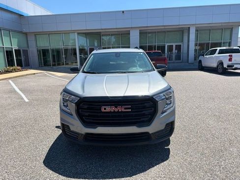 Used 2023 GMC Terrain SLE w/ Driver Convenience Package FWD image 2
