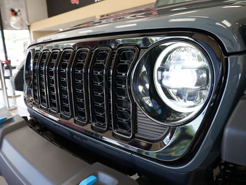 Used 2024 Jeep Wrangler Unlimited AWD/4WD image 22