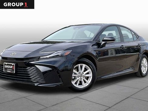 Used 2025 Toyota Camry SE image 1