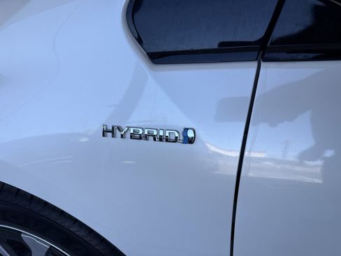Used 2020 Toyota Prius LE w/ Carpet Mat Package AWD/4WD image 7