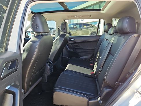 Used 2022 Volkswagen Tiguan SE w/ Panoramic Sunroof Package image 9