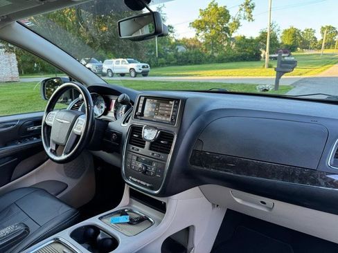 Used 2015 Chrysler Town & Country Touring-L w/ Driver Convenience Group FWD image 10