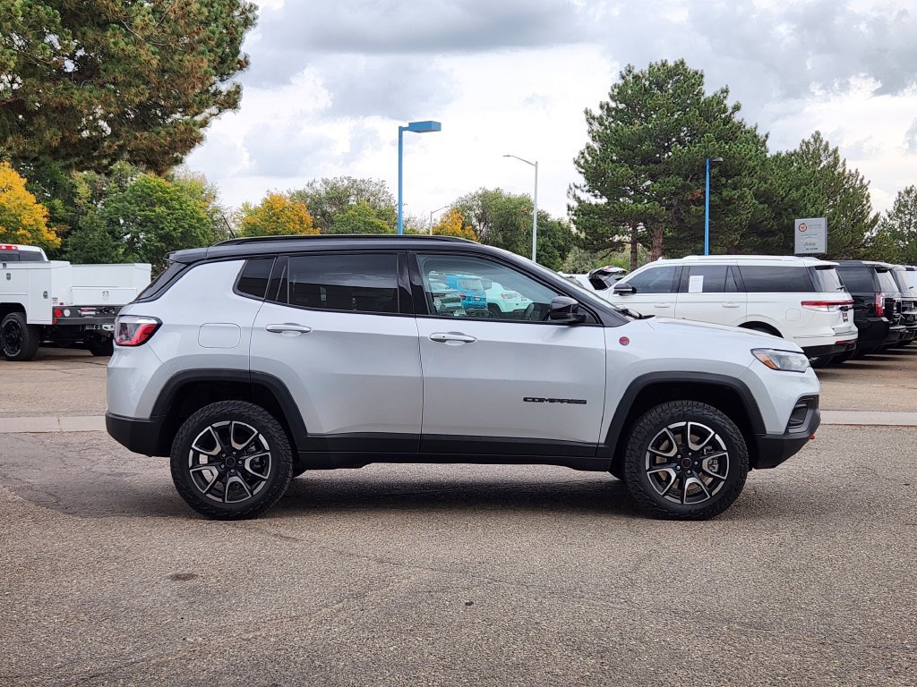 Used 2025 Jeep Compass Trailhawk AWD/4WD image 2