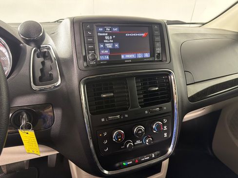 Used 2020 Dodge Grand Caravan SE w/ UConnect Hands-Free Group FWD image 15