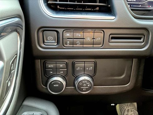 Used 2022 GMC Yukon XL AT4 AWD/4WD image 17
