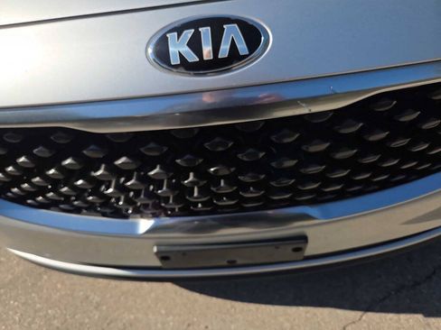 Used 2016 Kia Sedona LX w/ LX Convenience Package FWD image 10