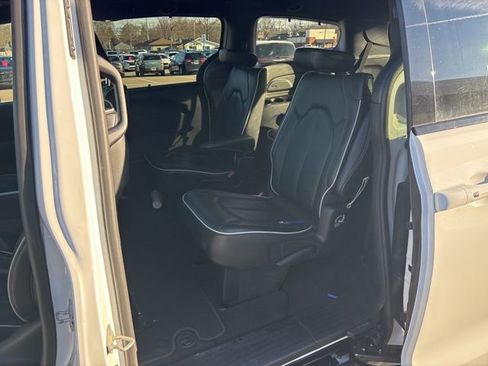 Used 2025 Chrysler Pacifica Limited image 14