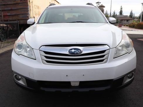 Used 2011 Subaru Outback 2.5i Premium AWD/4WD image 3