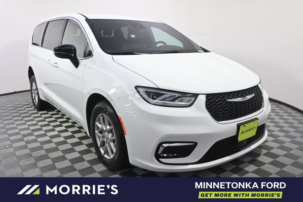 Used 2026 Chrysler Pacifica Select FWD image 10