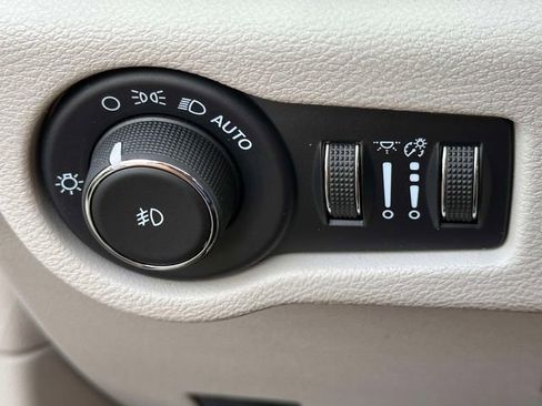 Used 2022 Chrysler Pacifica Touring-L w/ Uconnect Theater Family Group FWD image 24