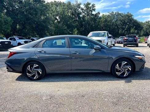 Used 2024 Hyundai Elantra Limited image 2
