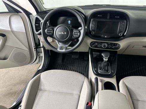 Used 2025 Kia Soul LX w/ LX Technology Package FWD image 17