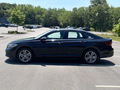 Used 2024 Volkswagen Jetta SE FWD image 3