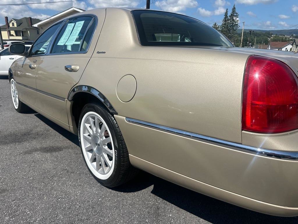 Used 2006 Lincoln Town Car Signature RWD image 11