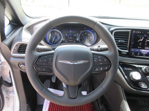 Used 2025 Chrysler Pacifica Limited FWD image 11