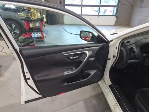 Used 2013 Nissan Altima 2.5 S FWD image 10