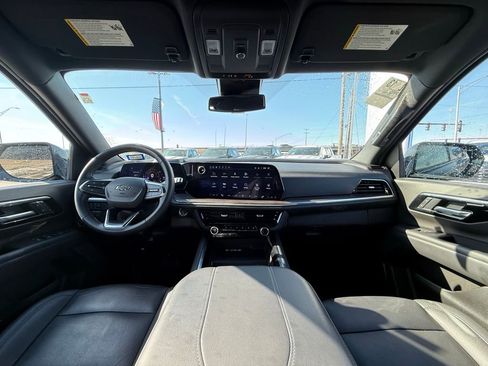 Used 2025 Chevrolet Suburban Z71 image 28