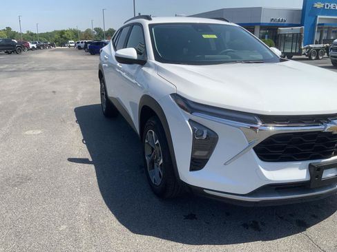 Used 2024 Chevrolet Trax LT FWD image 14