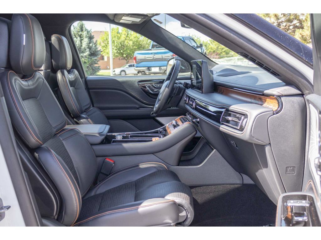 Used 2025 Lincoln Aviator Black Label w/ Jet Appearance Package AWD/4WD image 11