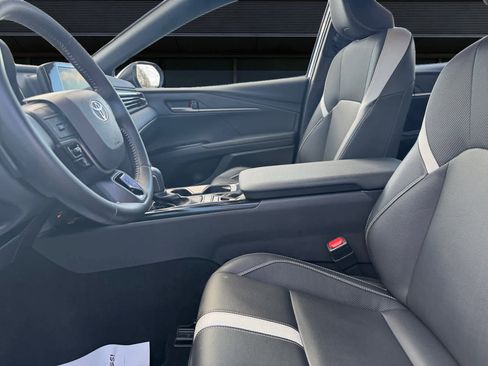 Used 2025 Toyota Camry SE image 2