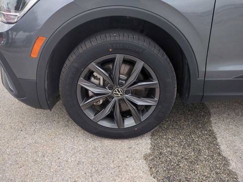 Used 2024 Volkswagen Tiguan SE image 32