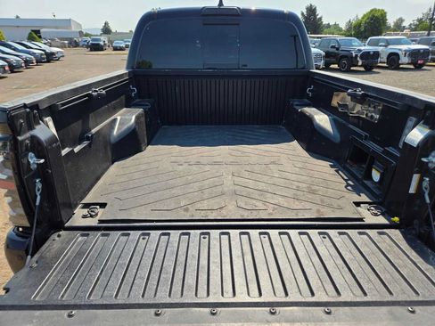 Used 2022 Toyota Tacoma TRD Off-Road w/ Technology Package AWD/4WD image 16