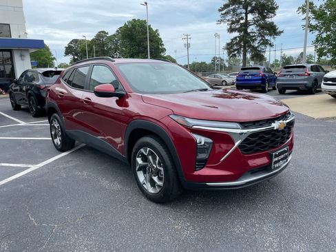 Used 2025 Chevrolet Trax LT FWD image 7