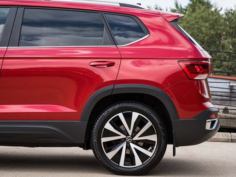 Certified 2023 Volkswagen Taos SE w/ Panoramic Sunroof Package AWD/4WD image 4