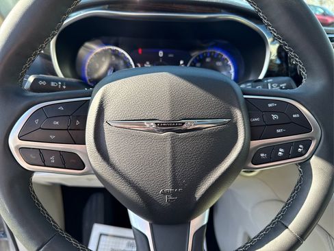 Used 2024 Chrysler Pacifica Limited FWD image 26