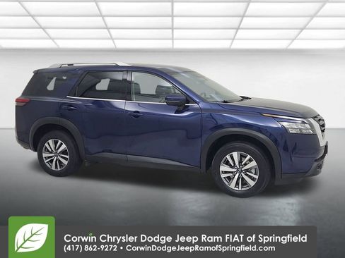 Used 2025 Nissan Pathfinder SL image 1