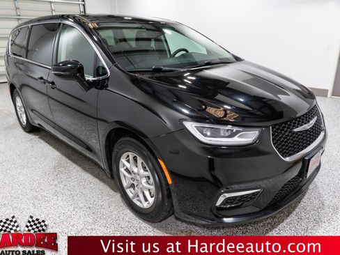 Used 2024 Chrysler Pacifica Touring-L image 6