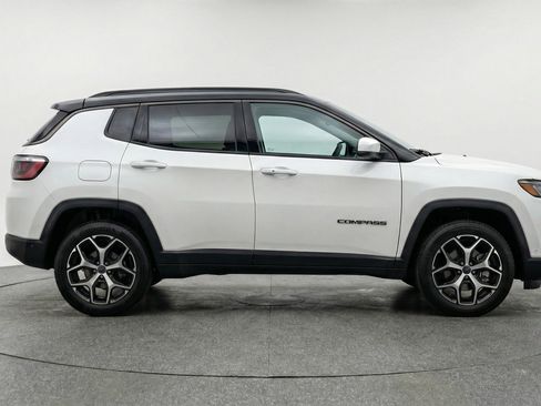 Used 2025 Jeep Compass Limited image 11