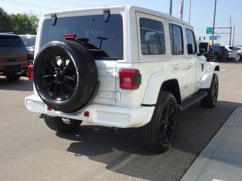 Used 2023 Jeep Wrangler Unlimited Sahara AWD/4WD image 5