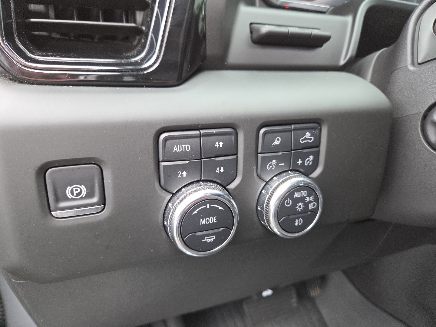 Used 2025 GMC Sierra 1500 AT4 w/ Technology Package AWD/4WD image 6