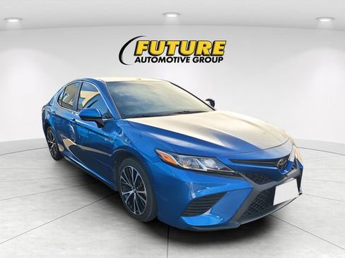 Used 2020 Toyota Camry SE w/ Blackout Package image 1
