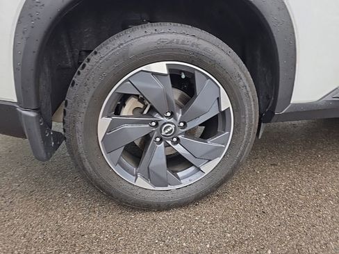 Used 2024 Nissan Rogue SV w/ SV Premium Package FWD image 11