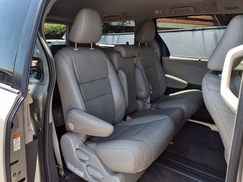 Used 2015 Toyota Sienna XLE w/ XLE Navigation Package FWD image 22