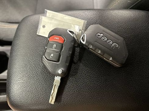 Used 2024 Jeep Gladiator Sport AWD/4WD image 23