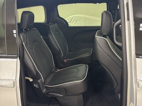 New 2026 Chrysler Pacifica Limited w/ S Appearance Package image 35