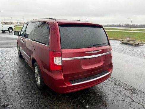 Used 2014 Chrysler Town & Country Touring-L w/ Driver Convenience Group image 6