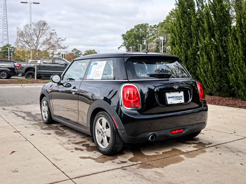 Used 2019 MINI Cooper 2-Door Hardtop image 8